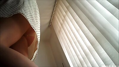 Seksi mikserka z velikimi joški obožuje velikega kurca s svojimi seksi ustnicami