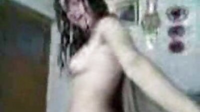 Bimbo globoko zatakne svoj dildo v njeno mokro pizo na postelji
