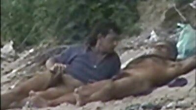 Žveče svojo mokro pizo in prekleto ukrivljeno Violet STarr