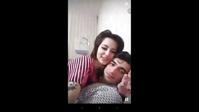 Stara učiteljica ne bo izgubila priložnosti, da bi pokleknila mlado kučko