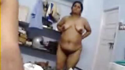 Fit ženska se zajebava, medtem ko izvaja svoje vaje