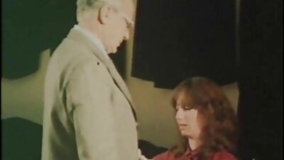 Vroča porno igralka in njen neverjetni partner izvajata vročo porno sceno