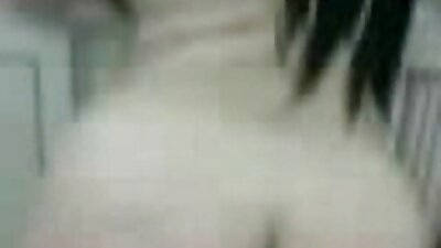 Curly Ebony po vožnji pozdravi penis belega moškega v avtu
