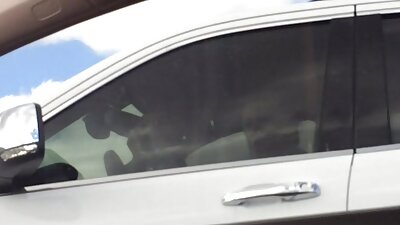 Blondinka v svojem seksi karirastem mini krilu se jebe