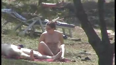 Pred nami se zabava babe, ki rada okuša debelega tiča