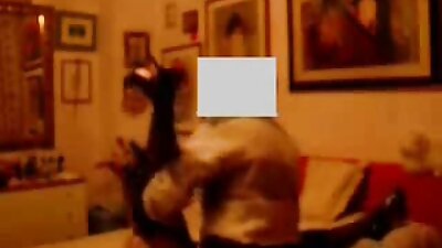 Dve vroči dekleti se zajebava en sam tip z velikim kurcem